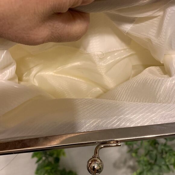 Beaded clutch evening bag with removable silvertone chain. Snap closure - Picture 3 of 8